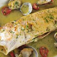 状態を見つつ、日ごとに数種類の魚を使い分けます。現地に近いごくシンプルな仕立てですが、店名に冠した以上、「日本一おいしい『アクアパッツァ』を出す店」でなきゃいけないという思いでつくっています。