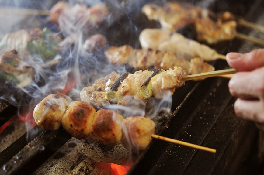 まずは本格派炭火焼き鳥と日本酒を囲んで乾杯！