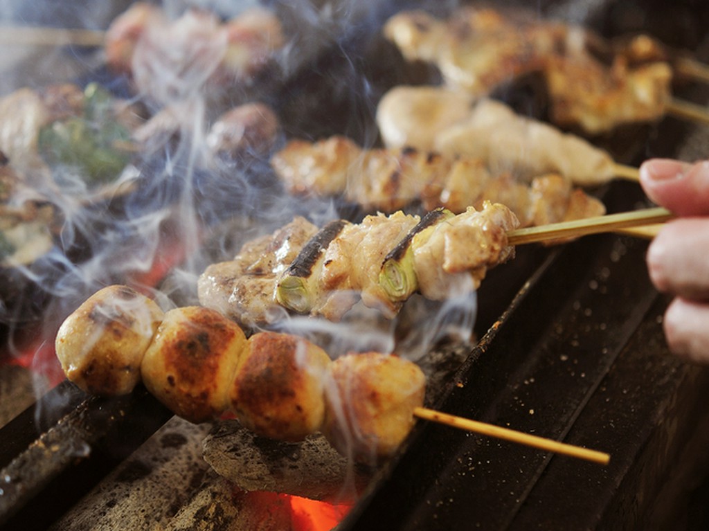 まずは本格派炭火焼き鳥と日本酒を囲んで乾杯！