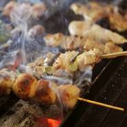 本格炭火焼き鳥は強火でジューシーに！　目の前で焼き上げてくれる姿を見ながら、明るく楽しい雰囲気に会話も弾みます。日本酒も多数。大人数での宴会、少人数での女子会など、あらゆるシーンで楽しめます。