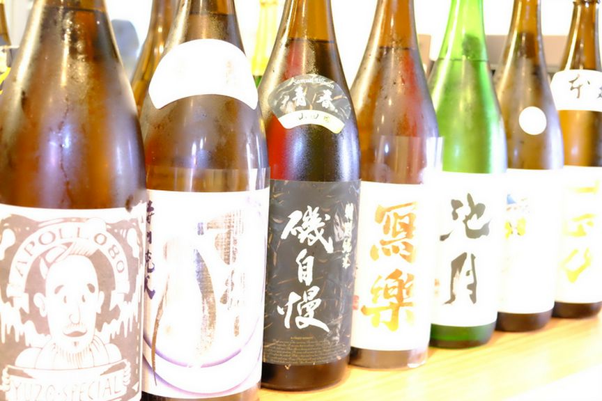 焼き鳥と相性抜群。珍しい日本酒の数々が精彩を放つ