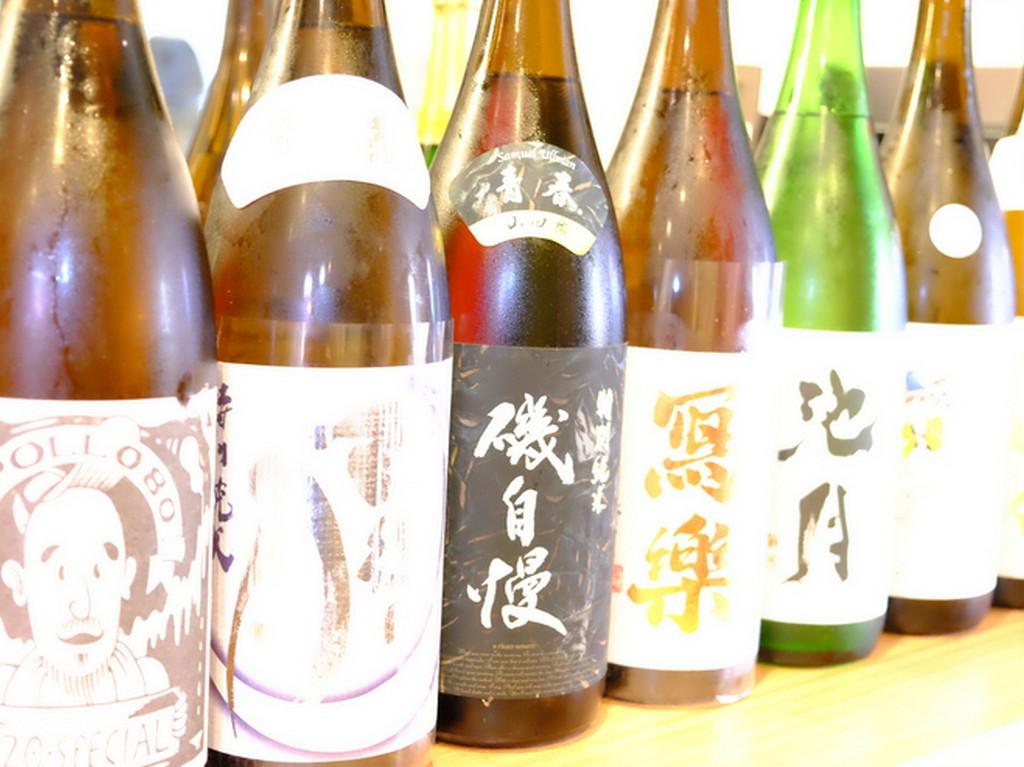 焼き鳥と相性抜群。珍しい日本酒の数々が精彩を放つ