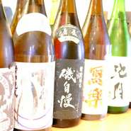 焼き鳥と相性抜群。珍しい日本酒の数々が精彩を放つ