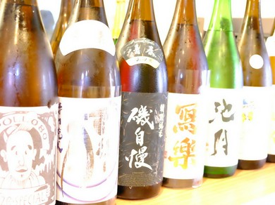 焼き鳥と相性抜群。珍しい日本酒の数々が精彩を放つ