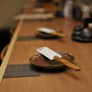 一見焼き鳥屋には見えない落ち着いた雰囲気は、大人のデートにうってつけ。カジュアル過ぎず、気取りすぎない程良いシチュエーションで、ゆったりと利用できます。