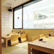 穏やかな時間が流れる和のテイストを大切にした店内は、焼き鳥が好きな方をおもてなしするカジュアルな接待にお誂え向き。ビジネスシーンで親睦を深められるような雰囲気を演出してくれます。