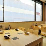 小上りの座敷はお子様連れでの利用もOK。半個室のようになっているので、周りに気兼ねなく親子で過ごせます。老若男女問わずお子様も大好きな焼き鳥は、家族揃っての外食に最適。