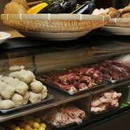 肉は産地にこだわらず、専属のバイヤーが厳選して仕入れるその日一番良いものが使われています。レバーやもつなど、いろいろな部位が揃っているのもうれしいところ。