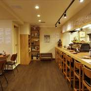 駅からほど近いアットホームなお店です。カウンター席もあるので、仕事帰りにふらりと立ち寄れます。明日への英気を養う一杯で、一日の疲れを癒しましょう。