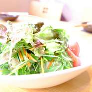 ボリューム感満載の一皿。新鮮なお野菜のシャキッとした食感がたまりません。ハーフサイズもあります。
