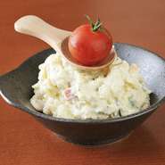 こだわりのポテトサラダ。ちょっぴり大人向けの味付けです。