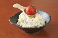 こだわりのポテトサラダ。ちょっぴり大人向けの味付けです。