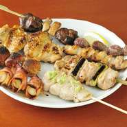 炭火で焼き上げる本格焼き鳥は、アツアツジューシーな一品。口の中いっぱいに旨みが広がります。つくね、手羽先、ささみ明太焼き、ネギ肉、椎茸、ハツなど、その時の仕入れ状況で内容が異なるのも楽しみの一つ。