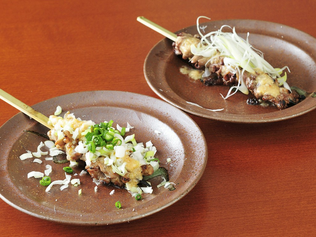 どっさりねぎと自家製みそが絶品『せせり焼』と『鳥もつ』