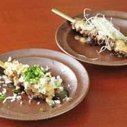 「せせり」や心臓と肝臓をつなぐ部分「鳥もつ」をこだわりの自家製みそで味付けし、たっぷりのねぎをのせていただく逸品。通常の塩やタレとは異なり、さっぱりと食べられる爽やかさが魅力です。