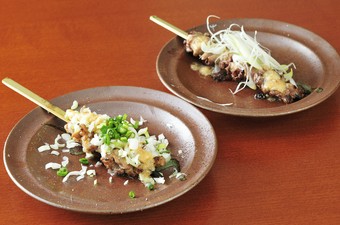どっさりねぎと自家製みそが絶品『せせり焼』と『鳥もつ』