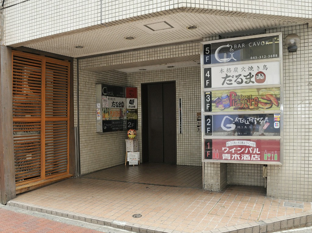 エレベーターにのって4Fへ。中に広がるのは、温かみのある店内