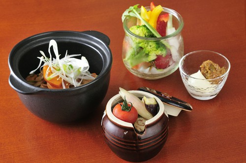 野菜スティックやおしんこ、もつ煮など一品料理も豊富