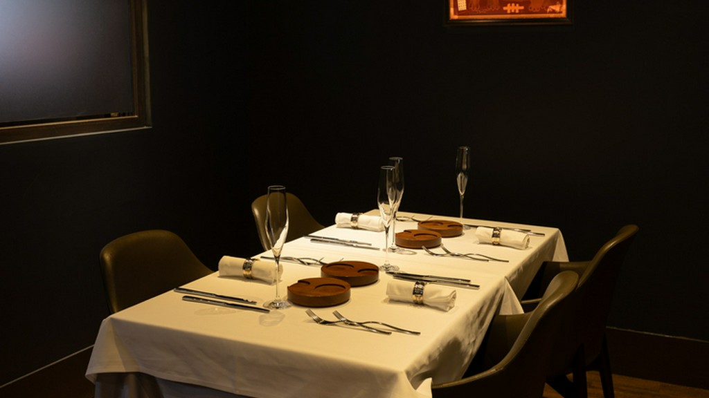 美食を囲み、和やかに語らう、プライベートなひと時を