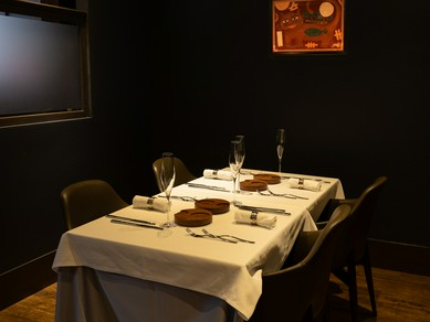 美食を囲み、和やかに語らう、プライベートなひと時を