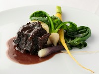 赤ワインを贅沢に使用し、5時間じっくり煮込んで作る店自慢の人気メニュー。手間暇かけて作るこのメニューは、シェフがイタリアで修業していた時に覚えた大切な思い出の一品です。