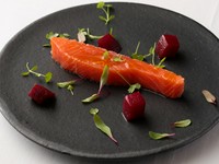 サーモンは、40℃で軽く燻製しただけなので独特の身の柔らかさが楽しめ、ビーツは、逆に90℃の高い温度で軽く調理することでコリコリとした食感が楽しめます。