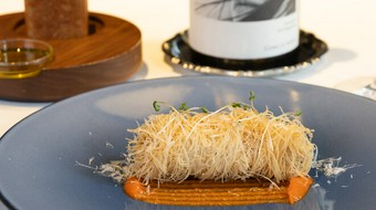 突き出しから始まり、お勧めの前菜を数種類ご用意。パスタなどはそれぞれお好きなものをお選びください。