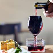 イタリア料理のお供であるワインは、「たっぷり飲んで楽しい時間を過ごしてほしい」というシェフの思いが表れたメニュー。透明のオシャレな升に、こぼれるまで波々と注ぎ続けられるライブ感にもワクワクできます。