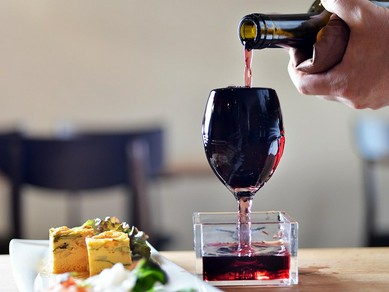 お得感とシズル感でワクワクできる『こぼれ升ワイン』が名物