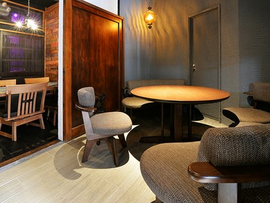 美味しい料理とお酒のマリアージュを楽しむ、大人女子の会食に