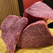 食肉卸売市場から直接買付をしています。お肉博士の資格を持つ目利きが選りすぐった上質な肉のみを使用しています。お好みに合わせられるよう様々な部位を用意して有ります。