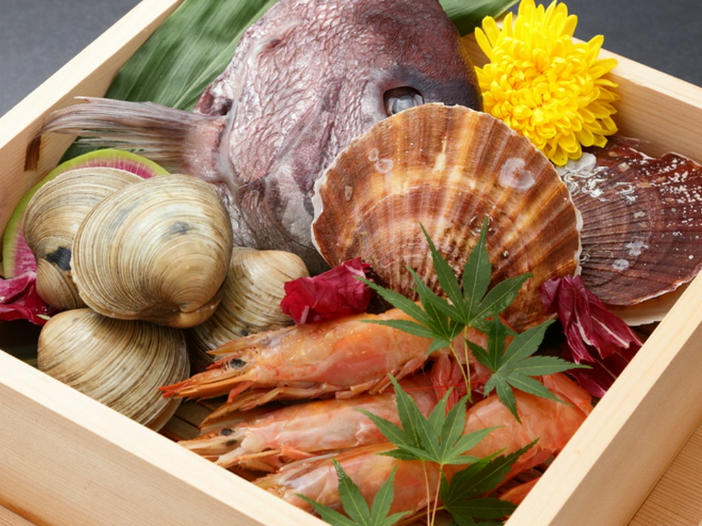 あふれんばかりの旬の海鮮や野菜を詰め込んだ『海鮮蒸籠蒸』