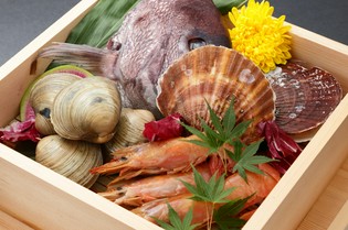 あふれんばかりの旬の海鮮や野菜を詰め込んだ『海鮮蒸籠蒸』