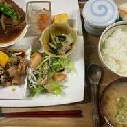 週替わりでメインが変わります！
●肉プレート
●魚プレート
●よくばりプレート
写真は大好評中の【よくばりプレート】
メインお肉とお魚が両方つきます

ステーキプレートもあります。