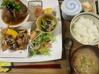 週替わりでメインが変わります。

写真は大好評中の【よくばりプレート】
メインのお肉とお魚が両方つきます

お肉プレート、お魚プレート、ステーキプレートもあります。