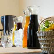 メイン(チキン、ポーク、ビーフ、フィッシュ)を一つ選ぶ
小鉢や蕎麦、ご飯(カレー有)、汁物、ドリンクはおかわり自由のビュッフェとなります
制限時間は90分内とさせて頂いております(片付け会計も含め)