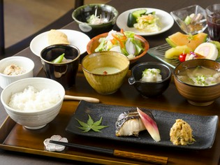 新鮮な青森県産の食材を仕入れて、京都風の味わいに仕上げます