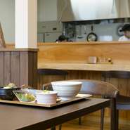 例えば、家で家族と料理を食べる時、好き嫌いがあれば食べない。そんな風にできると思います。ですが、お店ではできない。そんな心配を無くし、お店でも楽しめるようにビュッフェスタイルにしました。