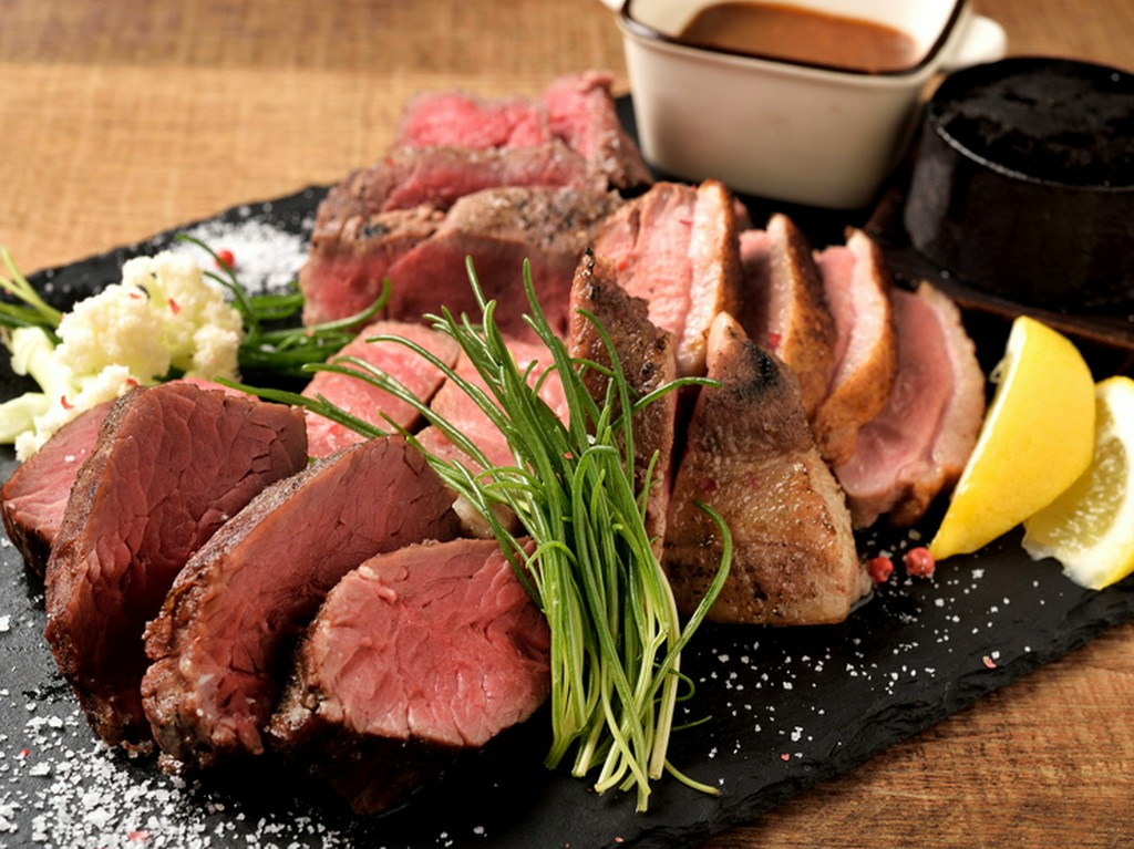 肉汁たっぷり！　こんがり焼いた『炭焼きステーキの1ポンド盛り 450g』
