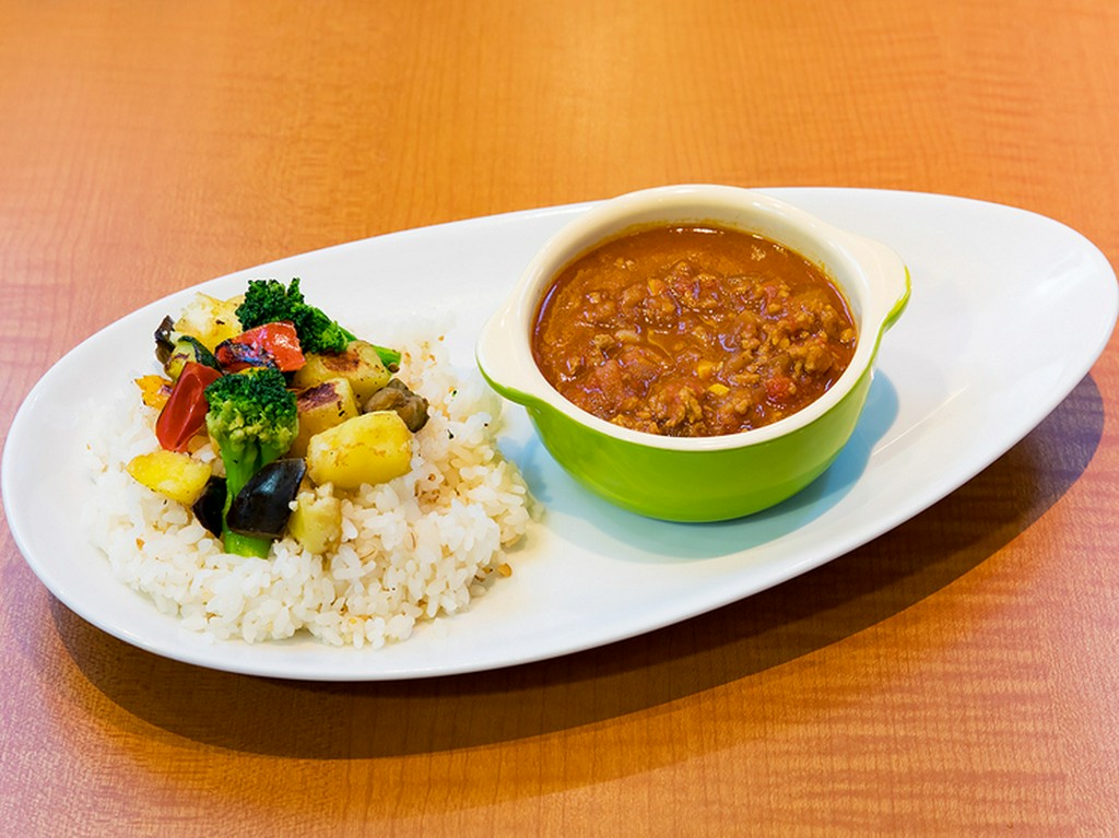 彩り豊かでヘルシー。食感の楽しさも加わった『薬膳風　焼き野菜カレー（キーマカレー）』