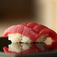 どんなネタにも合うよう考案され2種類の赤酢と米酢を使った寿司酢と、コシヒカリという異色の取り合わせ。それぞれの特製を見抜き、研究し尽くしたからこそ完成されたシャリと、新潟の地魚との一体感が生まれます。