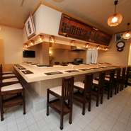 カウンターで粛粛と握られる寿司、凛とした空気の中にも緩やかな時間を過ごせるくつろげる雰囲気。新潟の地魚やコシヒカリを使ったシャリ、地酒など、新潟の魅力を存分に伝えるおもてなしの席にふさわしい一軒です。