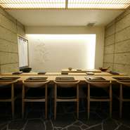 非日常の時間を過ごせる、奥に完備された個室。最大5名までという限られた空間はビジネスシーンはもちろん、記念日などに最適です。プライベートなひと時を、大切な方と楽しんでみてはいかがでしょう。