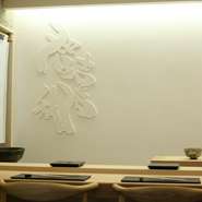 L字のカウンターに誂えられているのは、およそ樹齢300年を越えると言われた総檜。一枚板の中でも、二度とは現れないと言われるほどとても希少な逸材です。至福の時間へといざなってくれる趣きが漂います。
