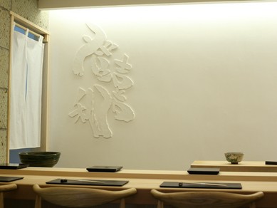 触り心地も木の温もりも、全てが別格な気品ある総檜のカウンター