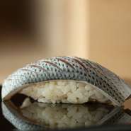 所謂、江戸前の小肌とは似て非なるもの。基本的に新潟産の食材しか使わないスタンスですが、小肌に関しては"仕事の仕方”を楽しんで頂きたい一品。あえてナカズミを使用しています。