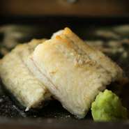 新潟県旧安田で養殖している”阿賀の夢うなぎ”養殖の天敵”臭み"が皆無。白焼きにして、新潟十日町の山から摘んできた実山椒の特性甘ダレで食します。一般流通はなく県内でも限られた店舗でしか食べれ無い一品