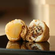 酢飯と、くりやくるみを入れるいなり寿司は、新潟独自のスタイルです。赤酢のほのかな甘みと芳醇な香りがいなりの美味しさを引き立たせる郷土の味。創業以来、変らない懐かしさを楽しむことができます。