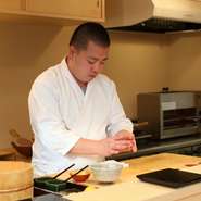 実食し美味しいというだけでなく、食欲をくすぐる美しさも寿司には必須だと考えています。お客様一人ずつに異なる配慮もオーダーメイドのような心地よさを追求。リラックスできる空間づくりも大切にしています。