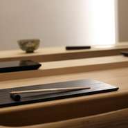 店舗奥側には、少人数専用の2つ目のカウンターを設置しています。5名まで入れる個室は、唯一貸切ができる場所。水入らずの時間をゆったりと過ごしたい接待や会食、大切な記念日などにぜひご利用ください。